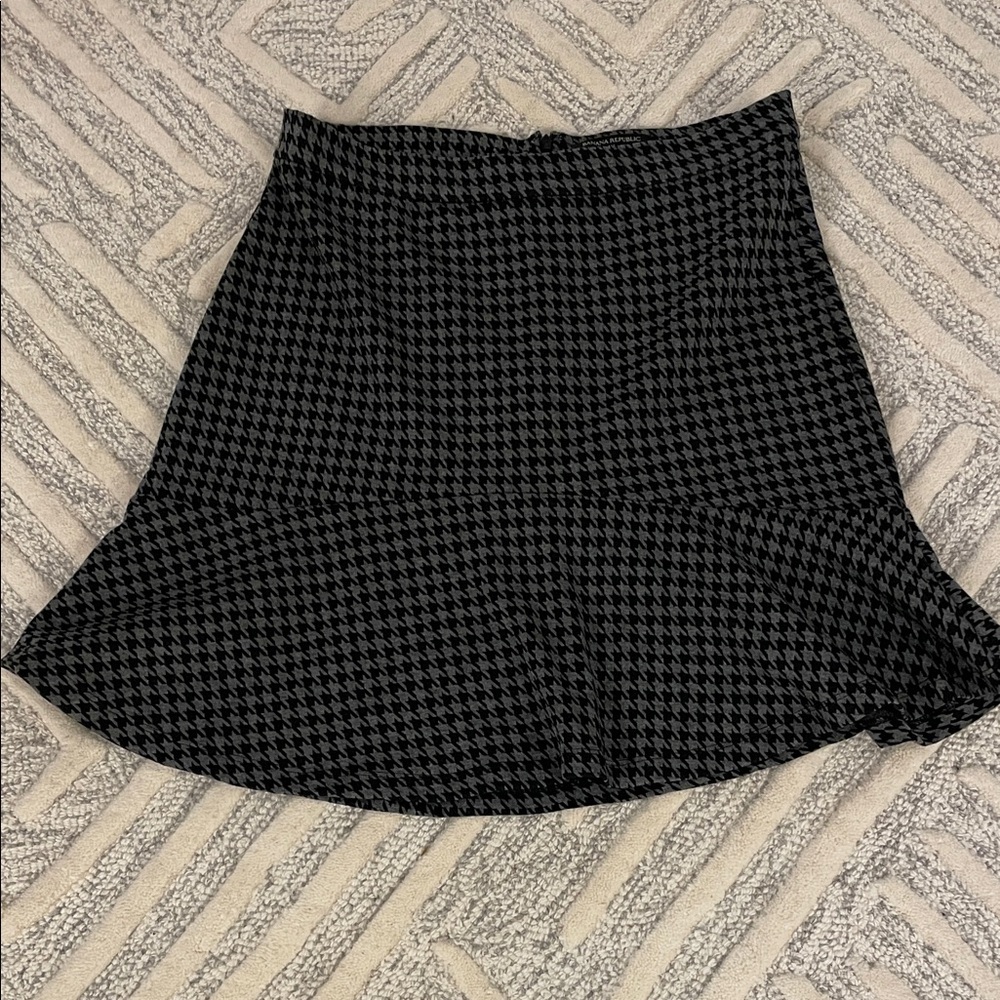 Banana Republic houndstooth skirt with flounce